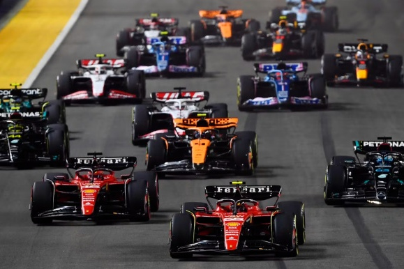 梅赛德斯险胜哈斯车队，汉密尔顿带队取胜