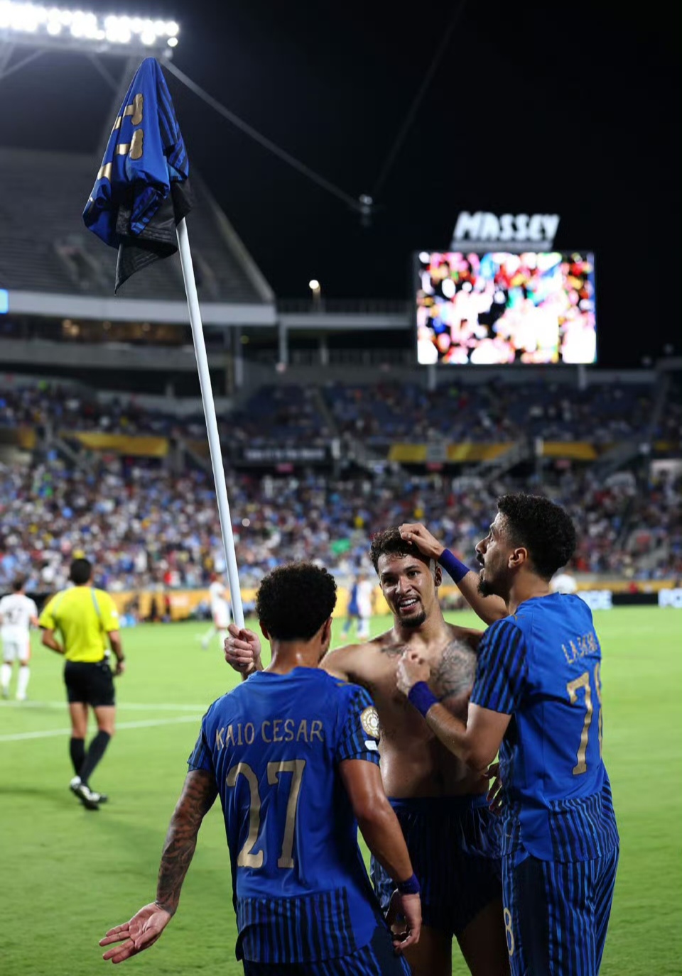 墨西哥完胜曼联,阿圭罗点燃赛场 墨西哥完胜曼联,阿圭罗点燃赛场