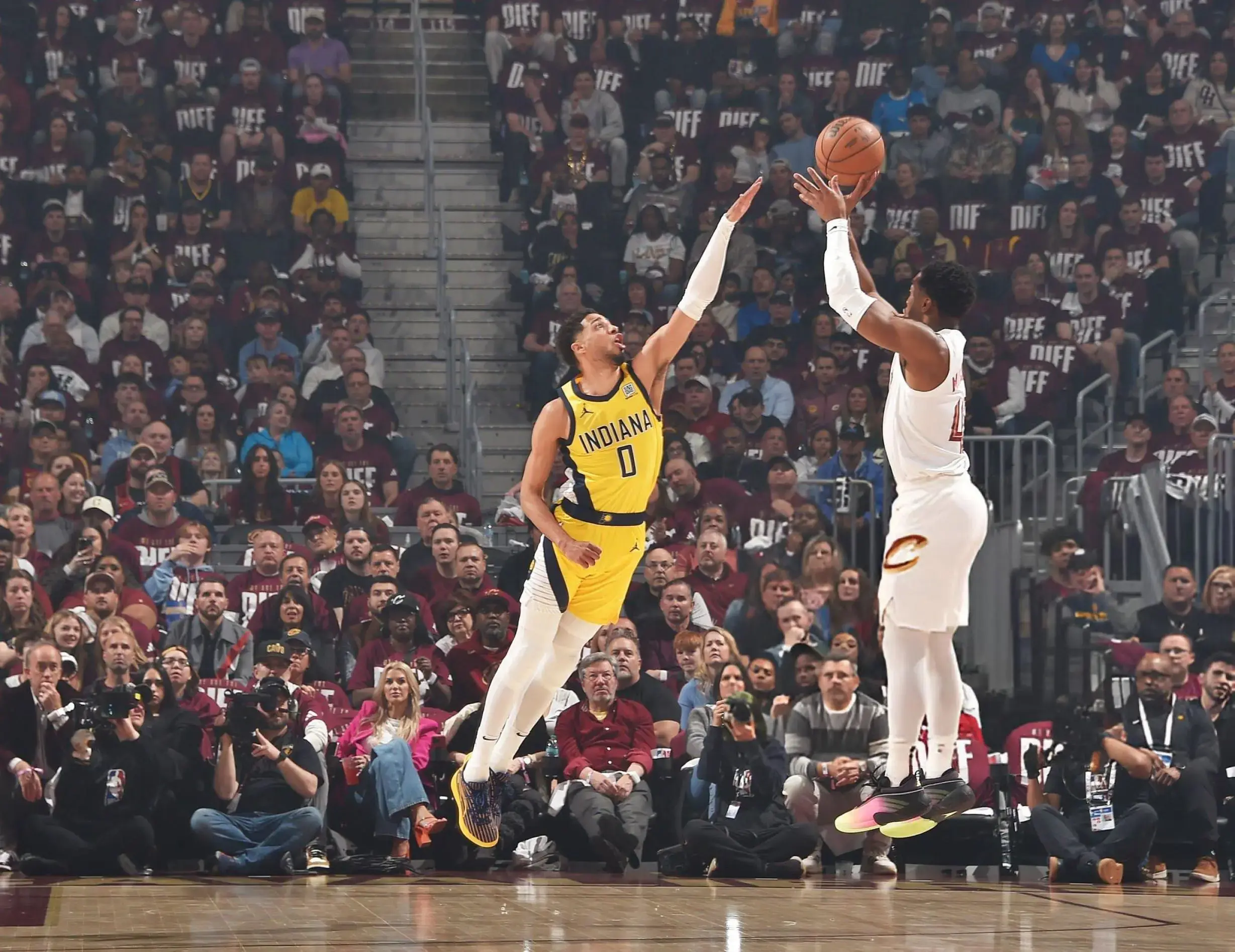 魔术横扫猛龙，米切尔带队取胜