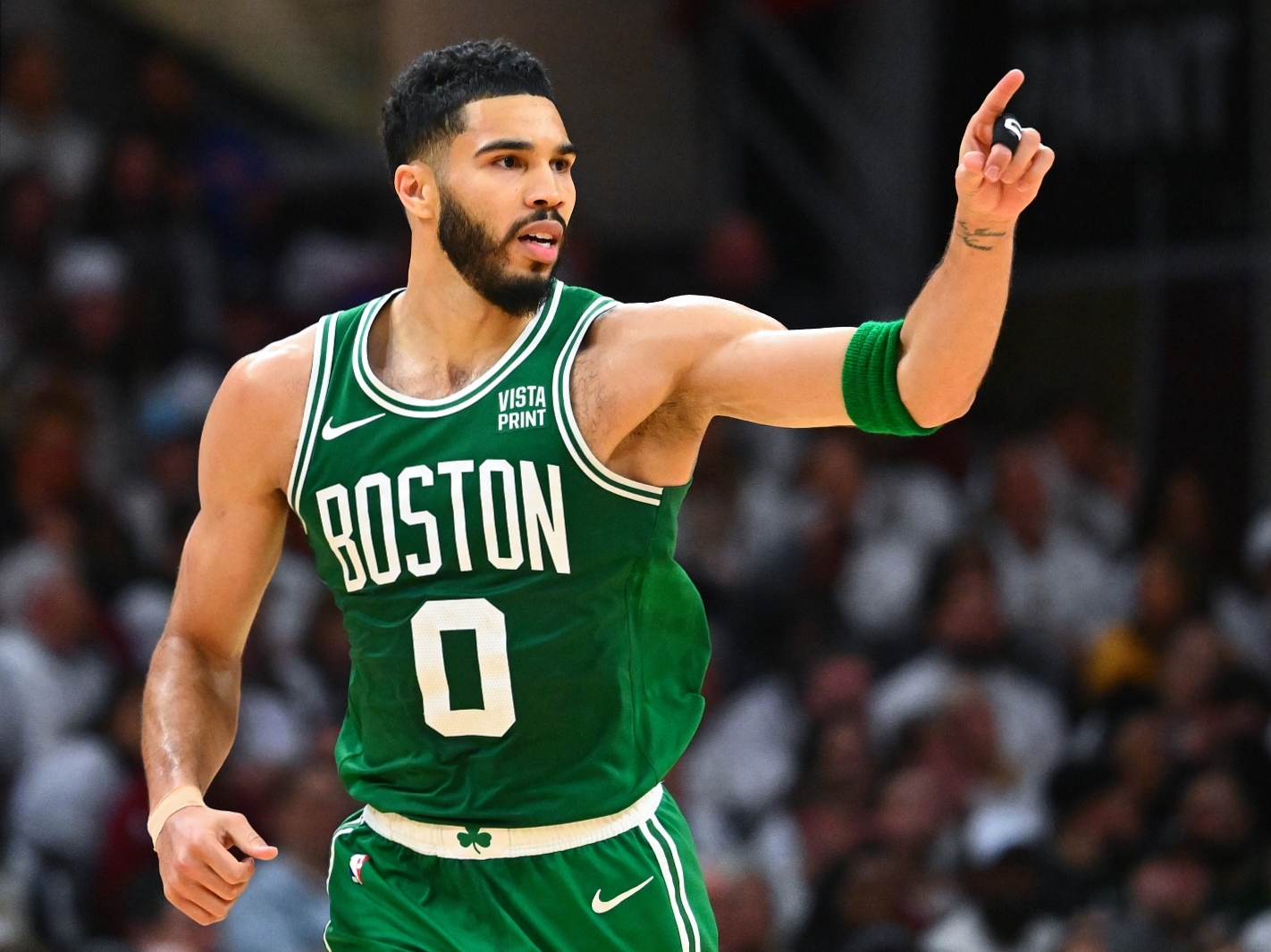 凯尔特人碾压法国男篮，萨姆·米切尔三分雨点燃全场